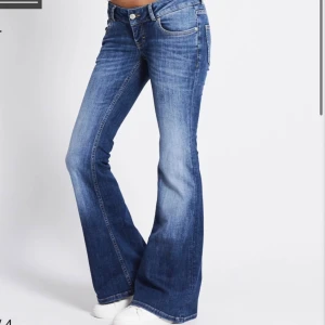 Blå bootcut jeans med utsvängda ben - Jätte snygga och super low waist jeans från lager. Inprinsip helt nya, använt en gång! St m❤️säljer då dem är lite stora!