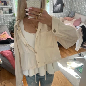 Beige croppad overshirt från H&M - Snygg beige croppad overshirt från H&M med två stora bröstfickor, knappar framtill och dragsko i midjan. Storlek xs men passar mig som är s.💋🔥