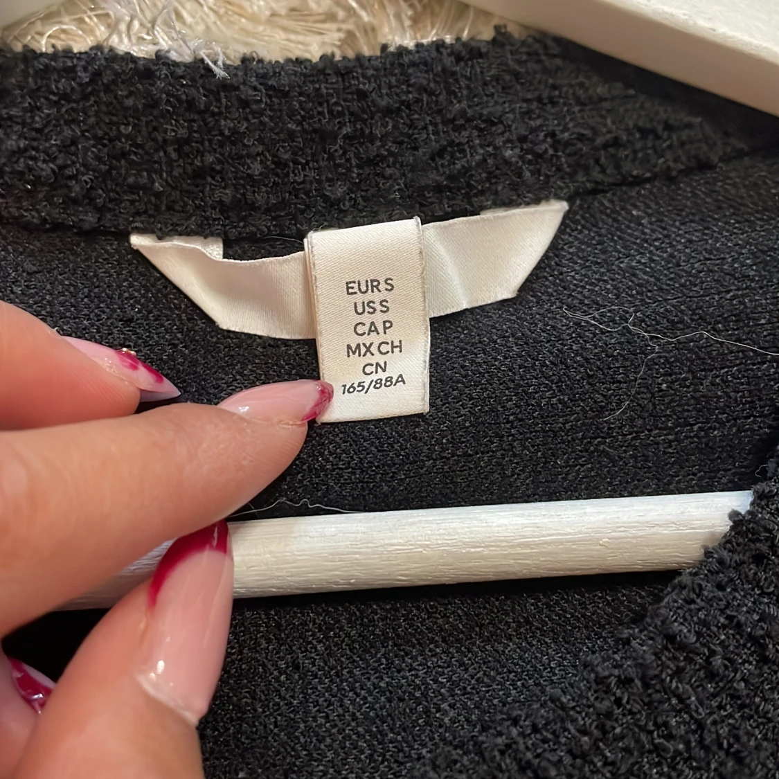 Svart kofta med guldknappar - 2