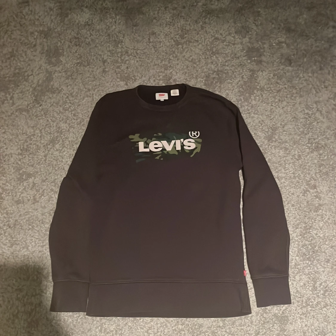 Svart Levi's sweatshirt med camo-logga