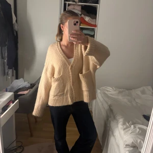 Beige oversized kofta med fickor - Slutsåld oversized kofta från Kappahl, knappt använd. Skriv för fler bilder eller frågor🥰