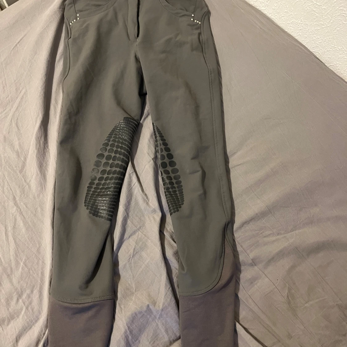 Grå ridbyxor från CRW med detaljer