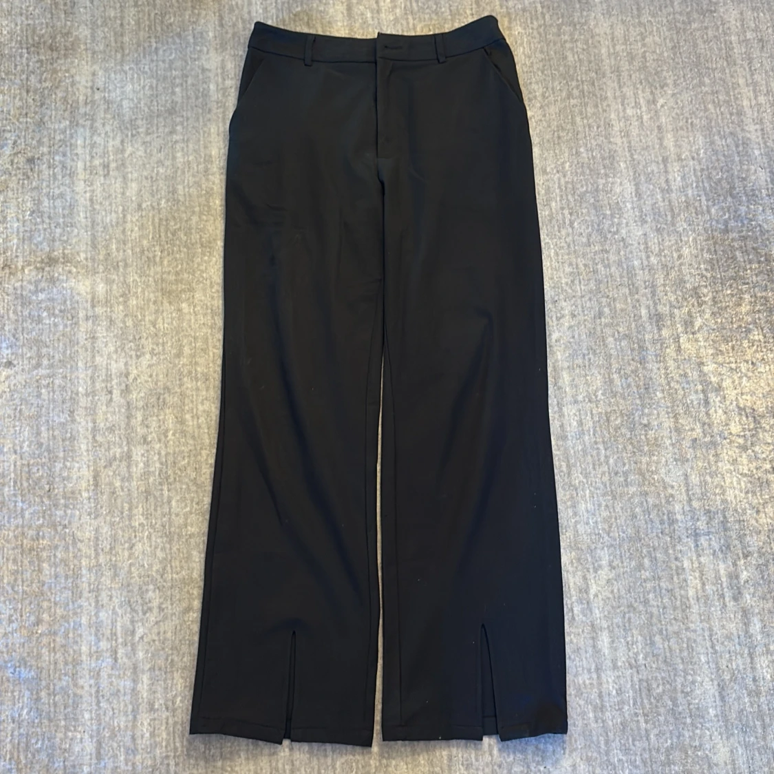 Svarta kostymbyxor med slits