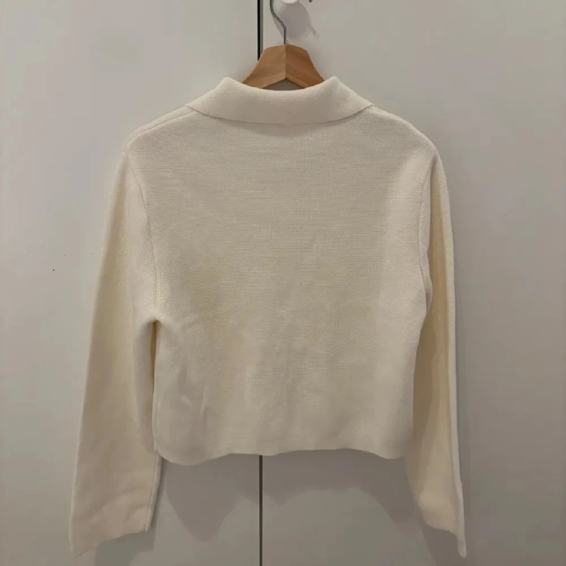 Krämvit stickad kofta med dragkedja - 1