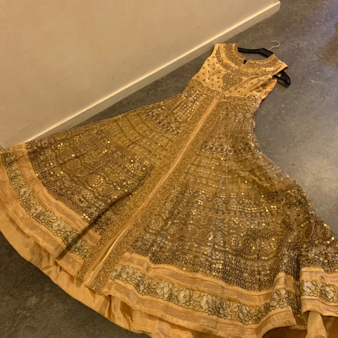 Glittrig långklänning i champagne - 2