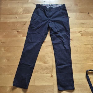 Tommy hilfiger chinos - Hej! Säljer ett par feta Tommy hilfiger chinos helt oanvända. Pris diskuteringsbart. Tveka inte att fråga!