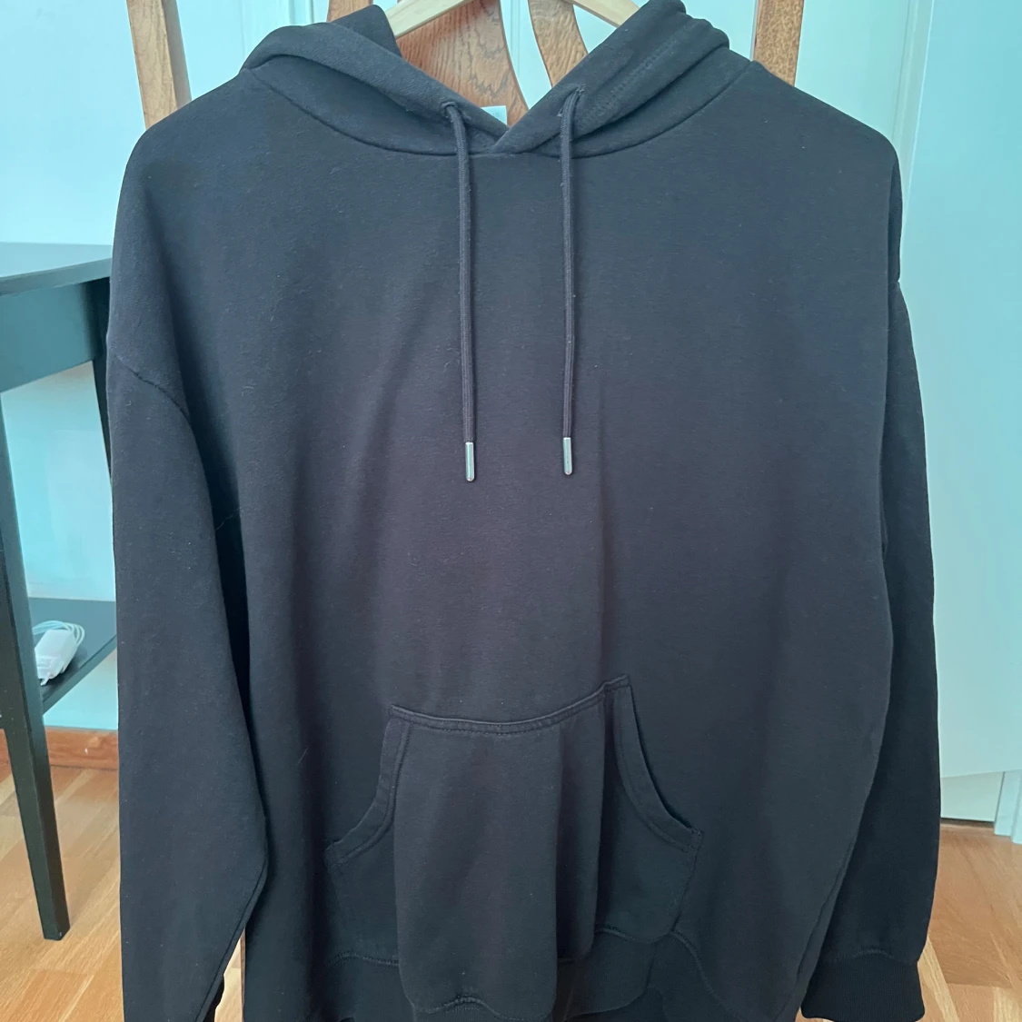 Svart hoodie från H&M Basics - 1