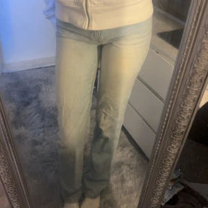 Jeans - Ljusblåa jeans som typ är raka i benen, high waist🩷