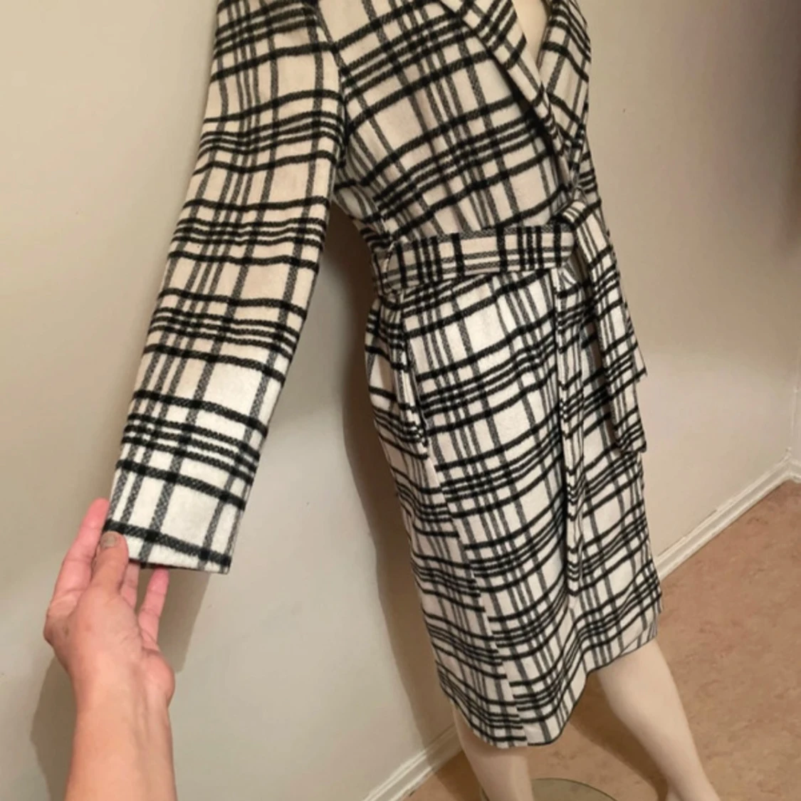 Rutig kappa med bälte i svartvitt - 2