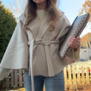 Missäy poncho - Intressekoll på finaste ponchon från missäy, köpt i januari typ o bra skick😇😇🥰