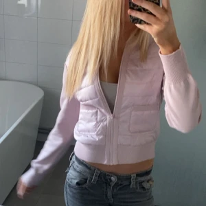 Rosa moncler liknande jacka  - super söt o gulligt perfekt till er som nyss börjat sjuan, Unik i färgen men du kommer lysa! 