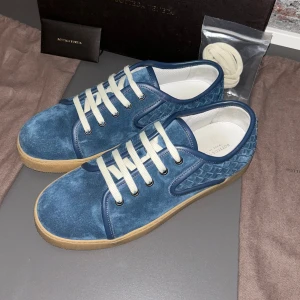Nya Bottega veneta sneakers - Mycket bra skick, endast testade ett fåtal gångar, som nya . Nypris ca 5000kr. Storlek 42.  Box, kort + extra snören medföljer. Skriv för mer information🤝