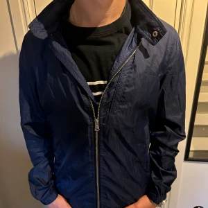 Vindjacka med krage - Säljer dennna tvärfeta vindjackan från J Lindberg med krage perfekt inför hösten🍂Modellen är ca 181 cm lång och väger 75. Tveka inte på att kontakta mig vid minsta fundering 🙌