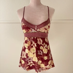 Blommig babydoll topp  - Blommig babydoll topp från Hollister i stl S, den har lite skavanker som man ser på sista bilden❣️
