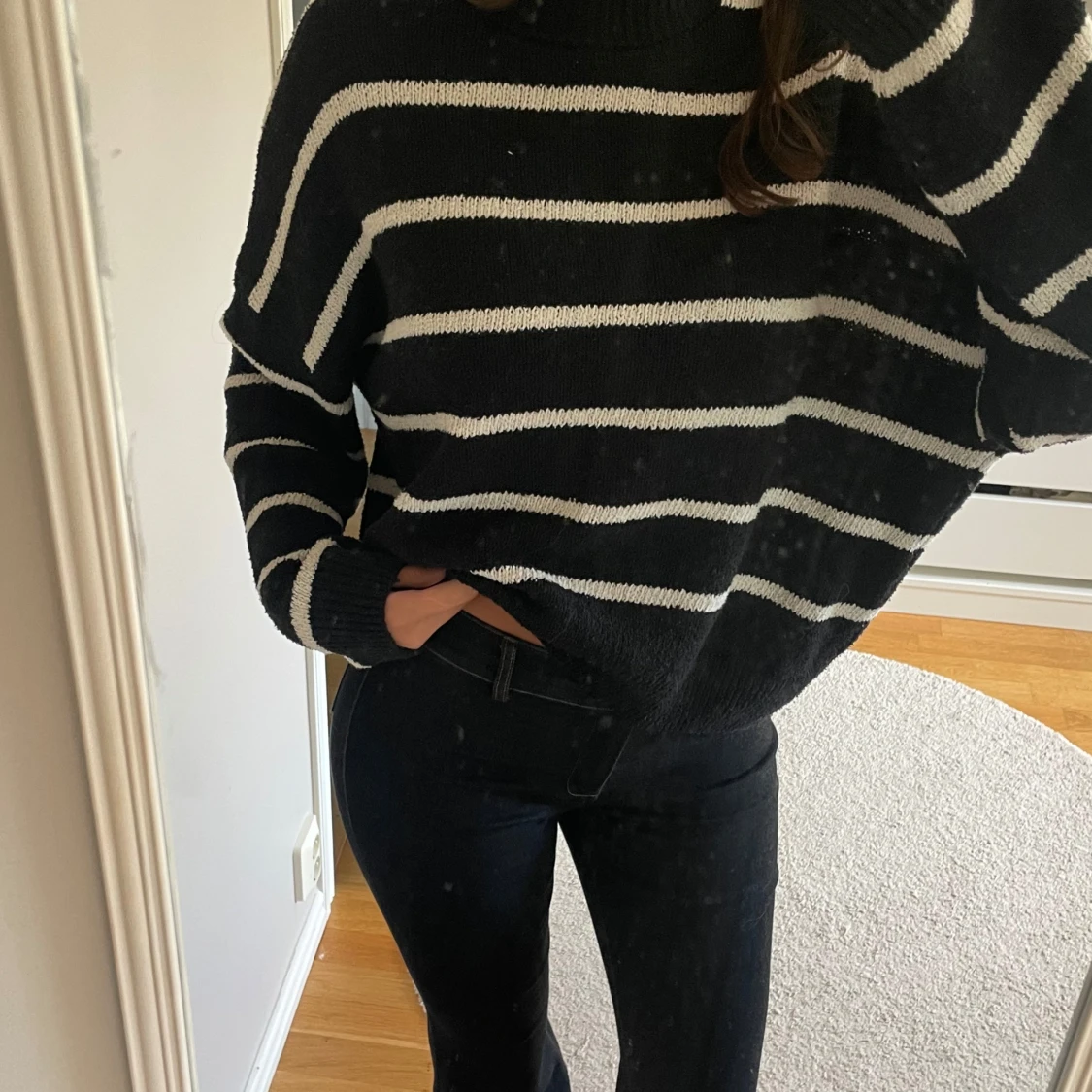 Svartvit randig stickad tröja - 1