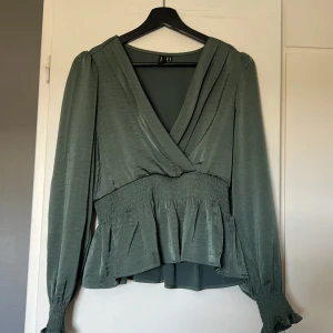 Blus - Säljer denna söta blus från Vero Moda. Den är använt ett fåtal gånger. Kom privat för frågor eller intresse💞