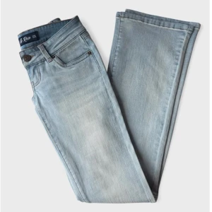 Ljusblå bootcut jeans från G Rise - G Rise jeans helt oanvända i storlek S i extra long 