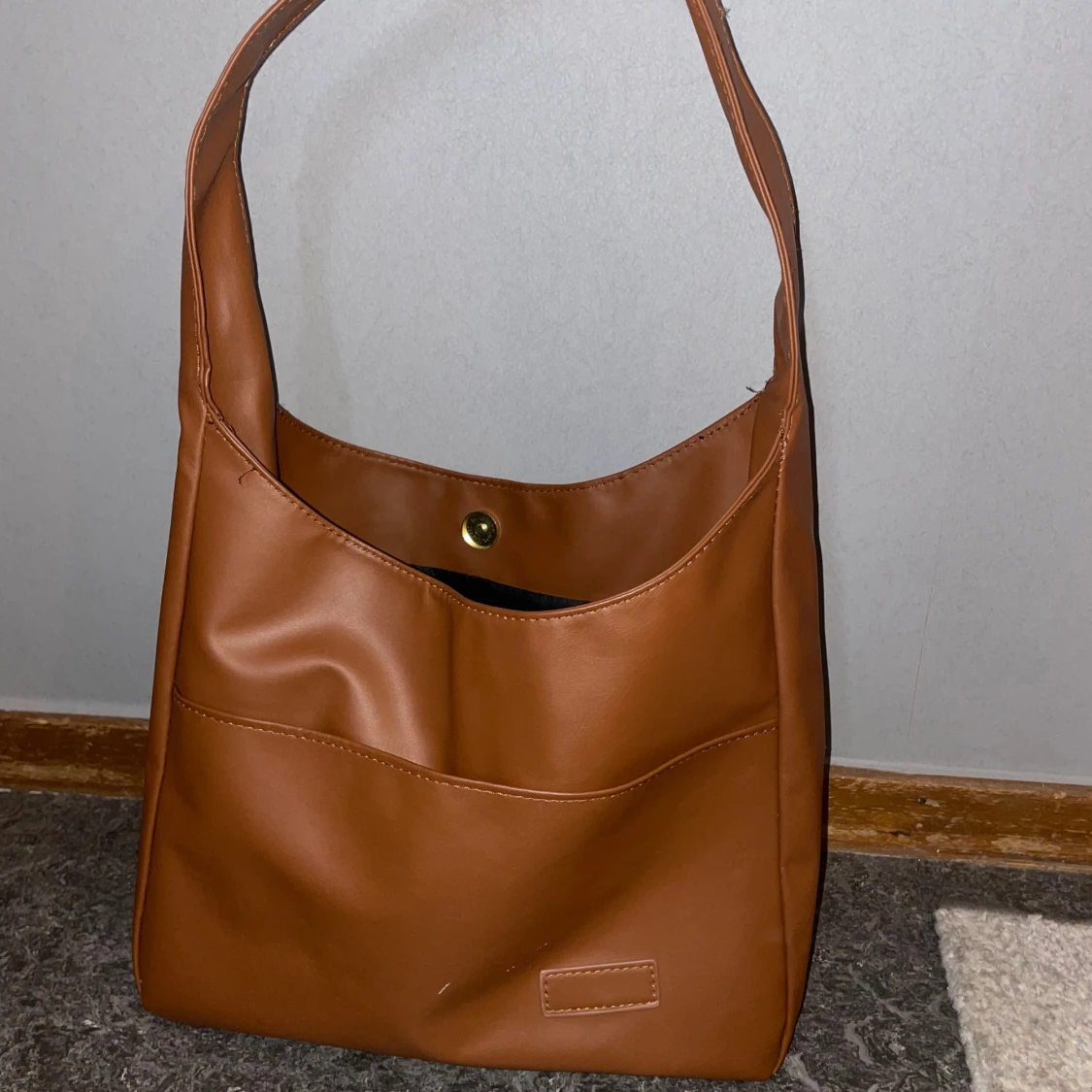 Stilren axelväska i skinnimitation - 2