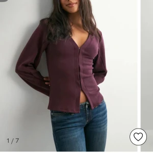 Vinröd långärmad tröja! - Vinröd långärmad tröja med v-ringning och figurnära passform. Använd 1 gång, nypris 349kr💕