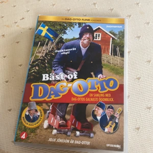 Bäst of Dag-Otto - Skratta loss med Dag-Otto Flink! Denna samling bjuder på de galnaste ögonblicken, sketcher och musikvideos från Sveriges roligaste brevbärare. Perfekt för dig som gillar humor och vill se klassiska scener och bonusmaterial.