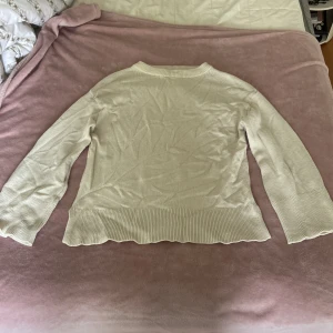 Beige stickad tröja från Lager 157 - Beige stickad tröja från Lager 157 i storlek S. Tröjan har långärmad design, ribbade muddar och nederkant samt en liten slits på sidan. Perfekt för lager-på-lager och enkel att matcha med jeans eller kjol. Tips häng upp istället för att vika in i garderob för att förhindra att tröjan skrynklar sig 🫶🏻