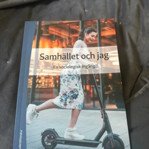 Samhället och jag: En sociologisk ingång - Upptäck hur samhället påverkar dig och din identitet! Den här boken ger en modern och lättillgänglig introduktion till sociologi, perfekt för dig som vill förstå både dig själv och världen omkring dig. Passar särskilt bra för studenter och unga vuxna.