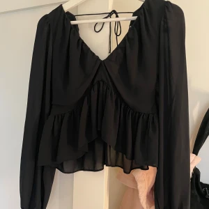 Fest blus - Snygg fest blus med knytning i ryggen 