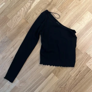 Topp Gina Tricot  - En armad topp från Gina Tricot stl xs