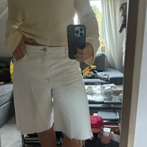 Vita lågmidjadd jeansshorts  - Säljer ett par vita jeansshorts som är lågmidjade. Knappt använda 