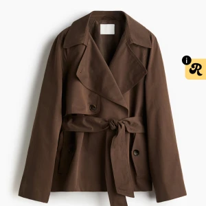 Brun trenchcoat från hm  - Säljer denna snygga och populära bruna trenchcoaten från hm🍂Jackan är helt slutsåld, helt ny med prislapp och allt på, därav priset då den är väldigt populär💕✨