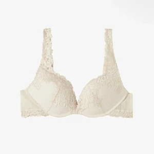 Beige intimissimi bh - Säljer mina jätte fina intimissimi bh då den är för lite för mig🩷 har haft den i ungefär en månad och inte kunnat använda den då många gånger🩷 köpt direkt från hemsidan och original pris:599💕storlek 70B