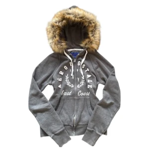 grå aēropostale fur hoodie - grå aēropostale zipup-hoodie med fur luva !! storlek xs men passar S och M också skulle jag säga ❤️ (bilderna är från förra säljaren jag köpte hoodien av!!)