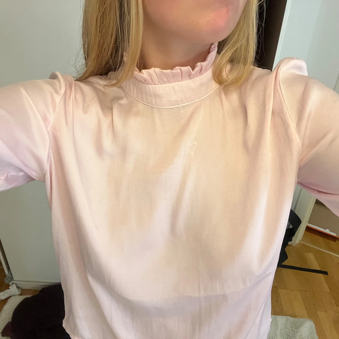 Ljusrosa blus med volang från NA-KD - 1