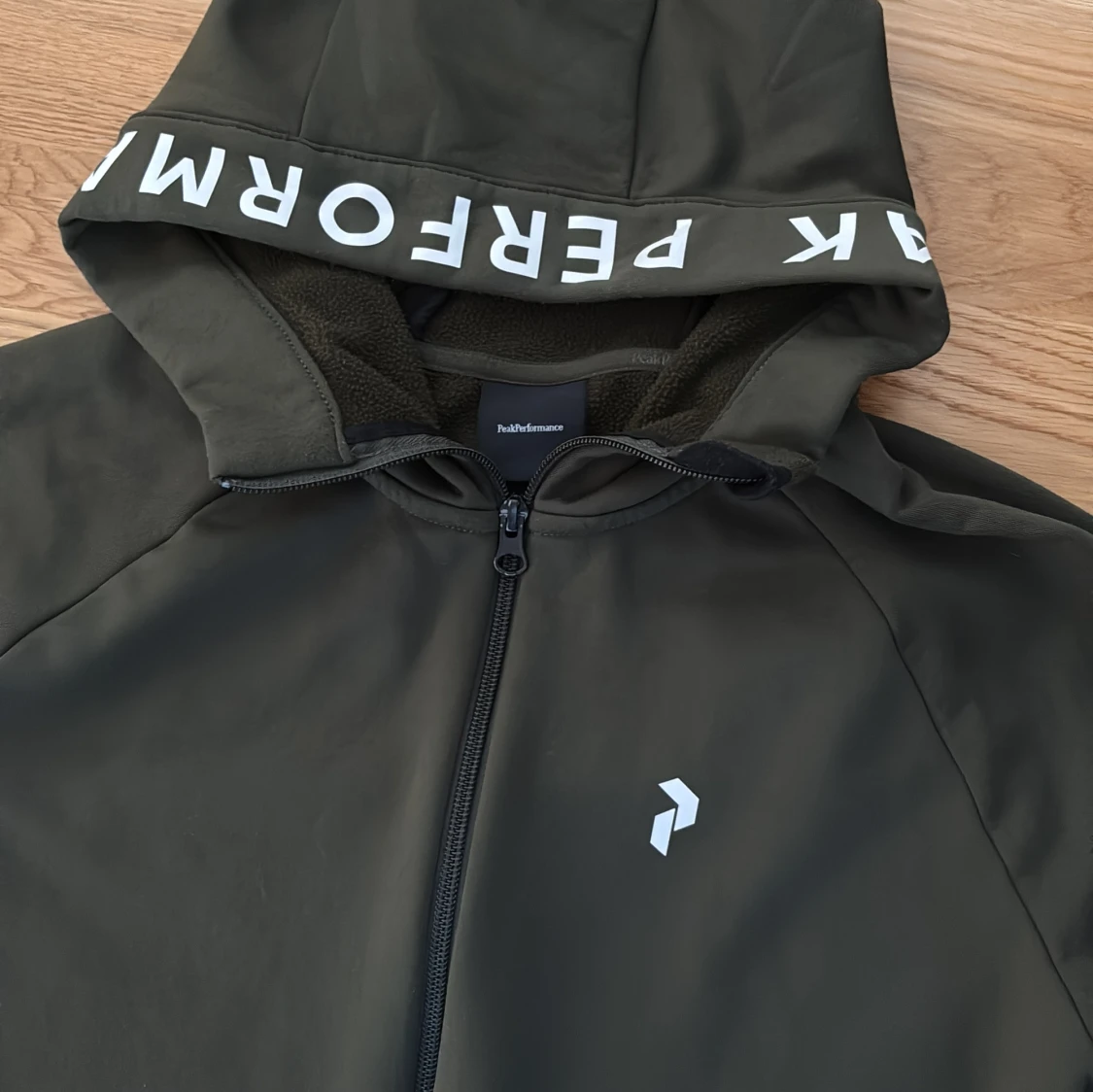 Grön hoodie från Peak Performance S - 2