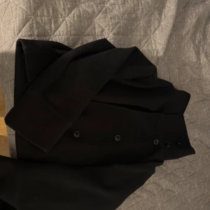Svart kappa från Gina Tricot XS - Säljer min svarta kappa från Gina tricot, köpt förra året💞💞