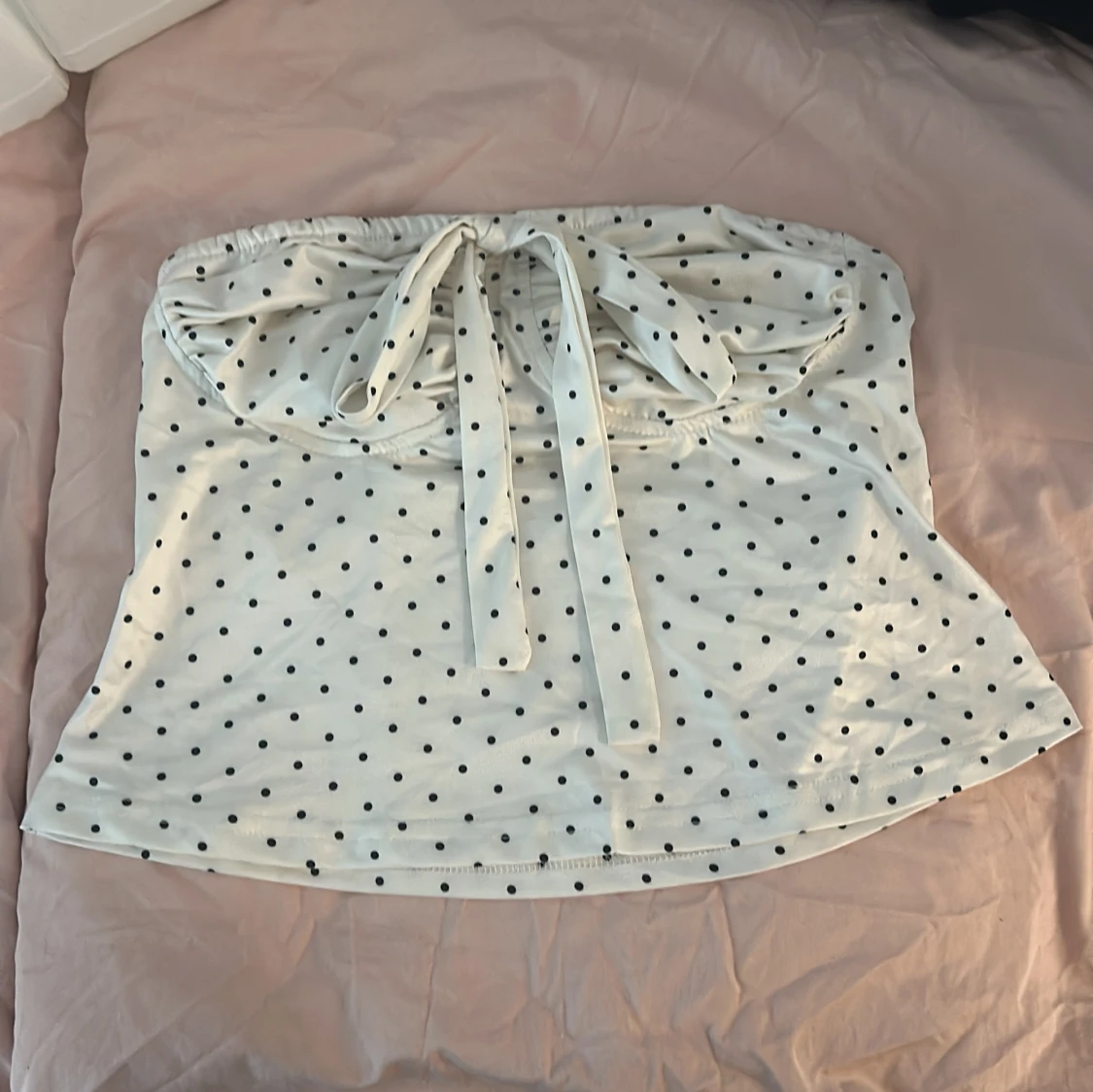 Vit prickig topp med knyt