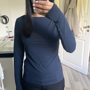 Mörkblå långärmad tröja - En basic mörkblå långärmad tröja från 157.Den är i storlek S och är perfekt inför hösten då den knappt använts.
