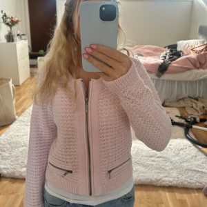 Ljusrosa stickad kofta från Isolde - Super cool carigan från Isolde 💞Dock aningen liten i storlek 😊