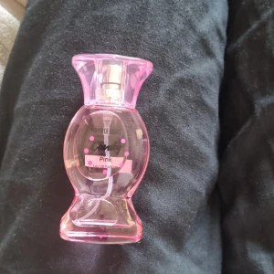 Candy Pink Eau de Parfum - Söt och lekfull parfym i rosa flaska. Volym: 25 ml. Tillverkad i Spanien. Ingredienser: alkohol denat., parfum, citronellol, coumarin, geraniol, limonene, linalool, hydroxycitronellal, CI 17200.