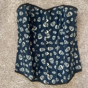 Mörkblå korsett med dödskallemönster - Jättecool korsett som är perfekt nu till halloween!! 