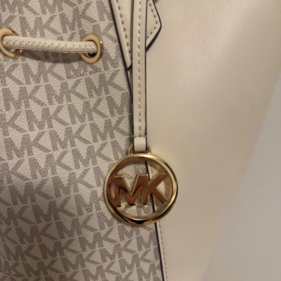 Vit handväska från Michael Kors - 2