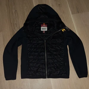 Cardigan Parajumpers  - Svart cardigan från Parajumpers. Perfekt för hösten och lite kallare väder. Cardiganen är nästintill oanvänd pga för liten storlek! Nypris 4500 kr. Hör av er vid funderingar eller frågor 🙌 Pris kan diskuteras!