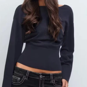 Mörkblå croppad långärmad topp - Säljer en mörkblå croppad topp med lång ärm och bred, åtsittande midja. Den är fårn Gina och är i storlek 170, passar som en S. Den är använd 1 gång.