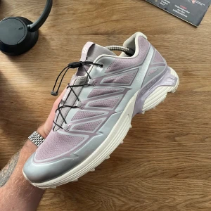 Salomon XT pathway 2 - Salomon XT pathway 2 sneakers i storlek 48 dock sitter dom som ett par 47 därför säljer jag dom, därför är dom också väldigt snålt använda, hade på mig dom  på en vandring i somras så därför är sulan och allt annat helt oslitet förutom en liten förslitning på vänster sko.