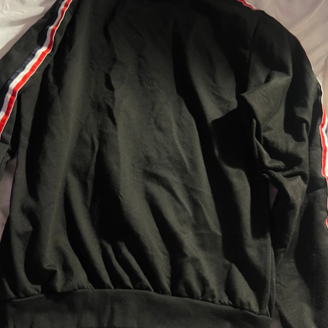 Svart sweatshirt med ränder från Liranmei - 1