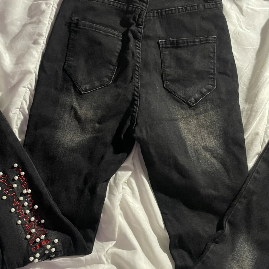 Svarta jeans med pärlor och broderi - 1