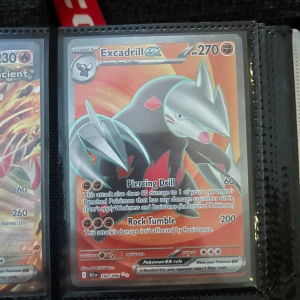 Excadrill EX - Coolt Pokémonkort med Excadrill EX! Perfekt för samlare och fans av Pokémon. Kortet har 270 HP och kraftfulla attacker som Piercing Drill och Rock Tumble. Ett måste för dig som vill stärka din samling eller spela med vänner.