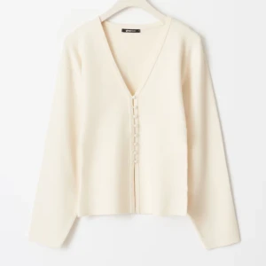 Beige kofta med v-ringning från Gina Tricot - Säljer denna superfina kofta ifrån Ginatricot då den inte kommer till användning. Den går ihop vid midjan. Superfint skick 💗