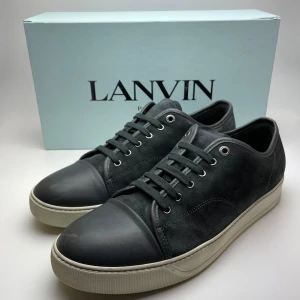 Lanvin skor  - Hej! Säljer nu dessa sjukt snygga lanvin skor. Skorna är i fint skick! Har ett begränsat antal boxar och dustbag! Hör gärna av dig vid frågor!