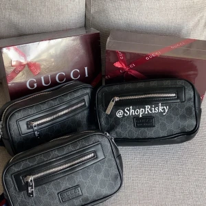 Svart magväska - Svart magväsa med svarta monogram. Nyskick, fraktar inom 24timmar(ENDAST EN VÄSKA)